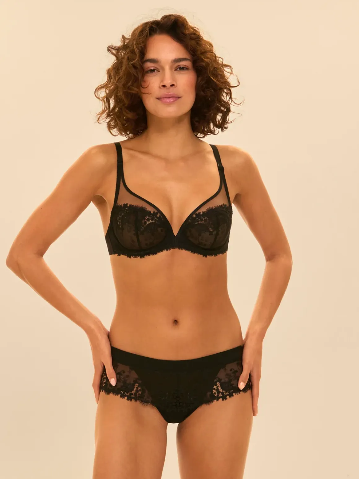 Soutien-gorge avec armature décolleté plongeant - Noir