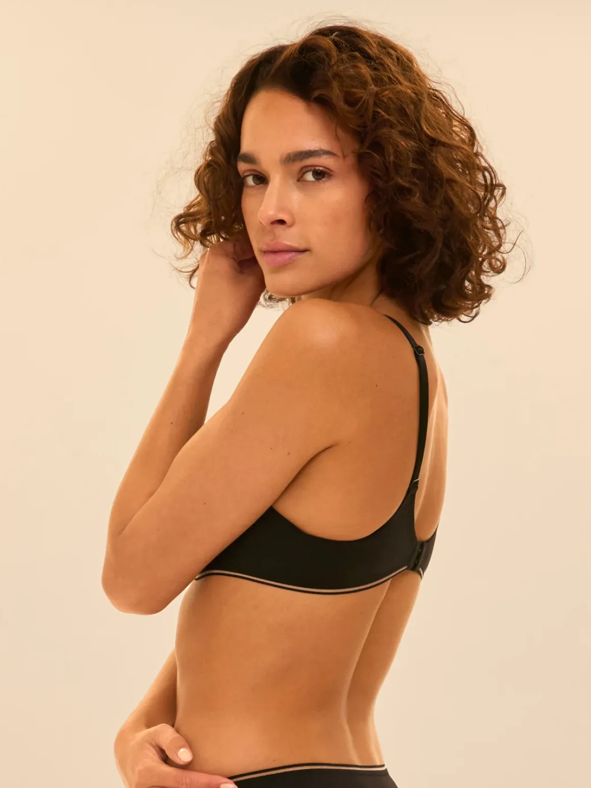 Soutien-gorge triangle emboitant décolleté plongeant - Noir